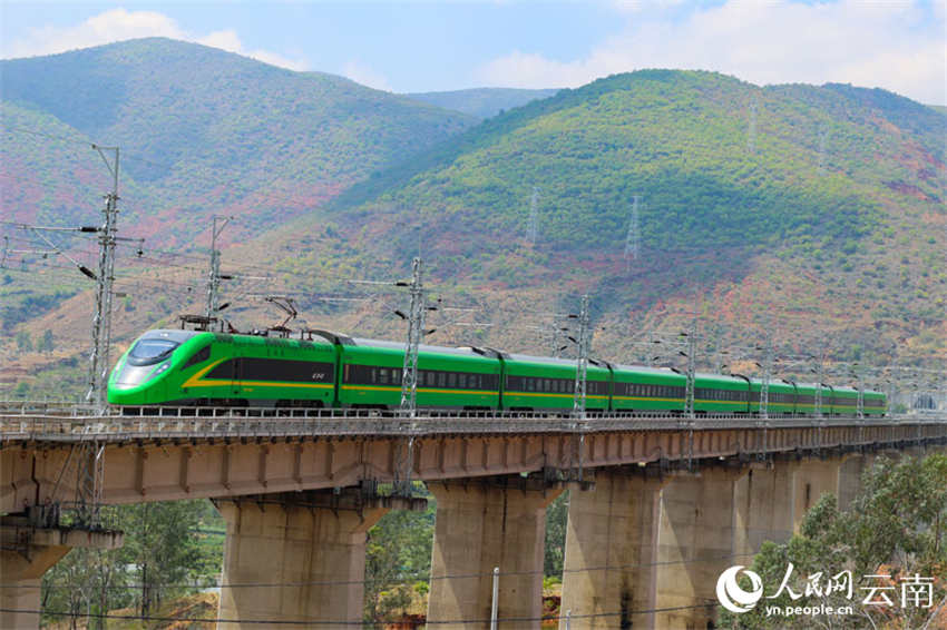 Nova ferrovia Chengdu-Kunming entra em operação