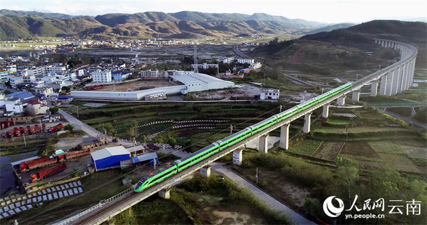 Nova ferrovia Chengdu-Kunming entra em operação