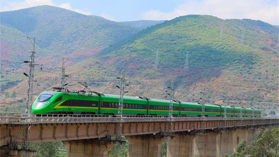 Nova ferrovia Chengdu-Kunming entra em operação