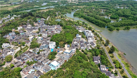 Sucesso de Boao estimula o desenvolvimento do turismo rural de alta qualidadeNa vila de Paigang, tudo testemunha a antiga cultura pesqueira - velhas casas de tijolos, locais históricos de balsas e barcos de pesca precários. Localizada no município de Tanmen, província de Hainan, no sul da China, a obscura vila possui aproximadamente 1.000 anos de história.A cerca de 10 km de distância, na cidade de Boao, as folhas das palmeiras tremulam contra o pano de fundo do oceano azul, os hotéis de luxo pontilham o horizonte e os carros circulam pelas avenidas arborizadas. É neste ambiente agradável que o Fórum Boao para a Ásia (BFA, na sigla em inglês) realizará sua conferência anual de 28 a 31 de março.