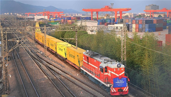 Total de 5,611 trens China-Europa foram operados entre janeiro e abrilEntre janeiro e abril deste ano, circularam 5,611 trens China-Europa, os quais transportaram 609.000 TEUs - um aumento de 17% e 32% em relação ao ano anterior, respectivamente. No mês de abril, foram operados 1.459 trens e transportados 160 mil TEUs de mercadorias, um aumento homólogo de 25% e 45%, respetivamente.