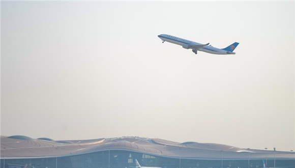 Aeroporto Daxing de Beijing movimentou 82,48 milhões de viagens de passageiros em 4 anos                    A movimentação de passageiros no Aeroporto Internacional Daxing de Beijing ultrapassou 82,48 milhões nos últimos quatro anos, informou o aeroporto na segunda-feira (25), no quarto aniversário do lançamento de suas operações.Desde a sua inauguração, Daxing também movimentou aproximadamente 557.300 toneladas de carga e correio. Cerca de 682.900 voos partiram ou chegaram ao aeroporto.Daxing operava 202 rotas aéreas até o final de agosto, conectando 185 destinos.