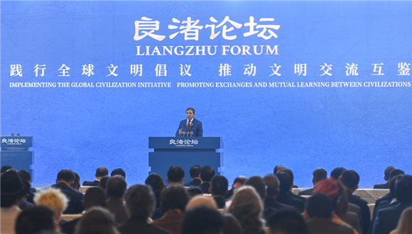 Prefeito de Foz do Iguaçu participa do Fórum LiangzhuNo primeiro Fórum Liangzhu, realizado no domingo (3), Chico Brasileiro, prefeito de Foz do Iguaçu, Paraná, Brasil, compartilhou sua opinião como representante de uma cidade membro da Aliança de Cidades Turísticas da Rota da Seda. Com seu discurso apaixonado, ele levou convidados nacionais e estrangeiros a apreciar o cenário urbano da cidade brasileira de Foz do Iguaçu e também explorou mais significados de intercâmbios culturais a partir da prática de desenvolvimento turístico da cidade.