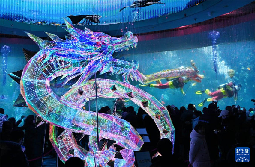 Qingdao realiza performance de dança do dragão subaquática para receber Festival da Primavera