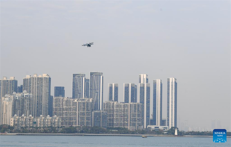 Aeronave eVTOL completa primeiro voo de demonstração intermunicipal em Shenzhen, sul da China