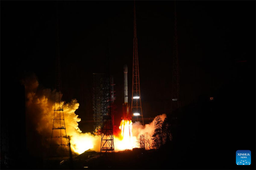 China lança satélite de serviços de internet de alta órbita