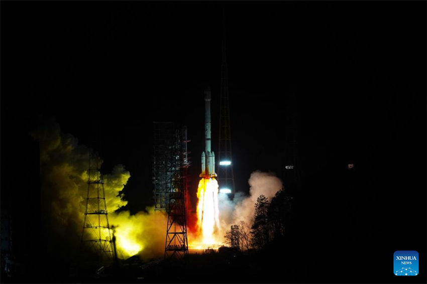 China lança satélite de serviços de internet de alta órbita