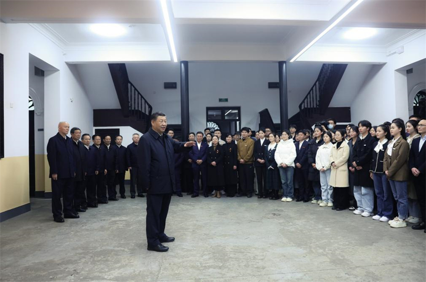Xi Jinping enfatiza orientação à dedicação dos alunos a servirem ao país como objetivo da administração das escolas