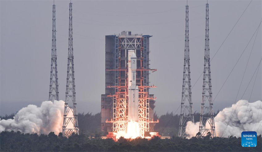 China lança novo satélite de retransmissão para comunicações Terra-Lua