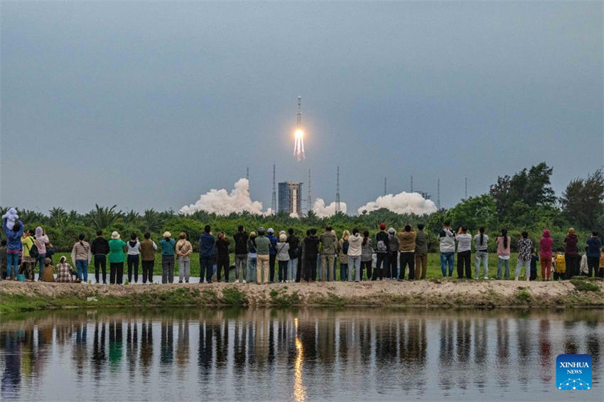 China lança novo satélite de retransmissão para comunicações Terra-Lua