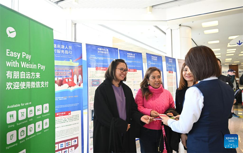 Navio de cruzeiro internacional com mais de 1.800 turistas a bordo chega a Tianjin