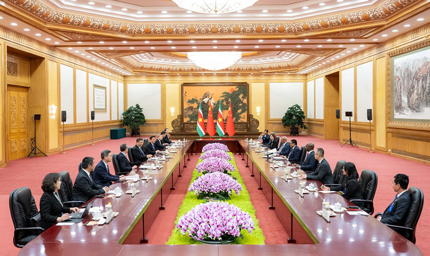 Xi Jinping conversa com presidente do Suriname