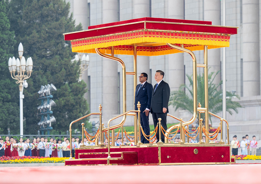 Xi Jinping conversa com presidente do Suriname