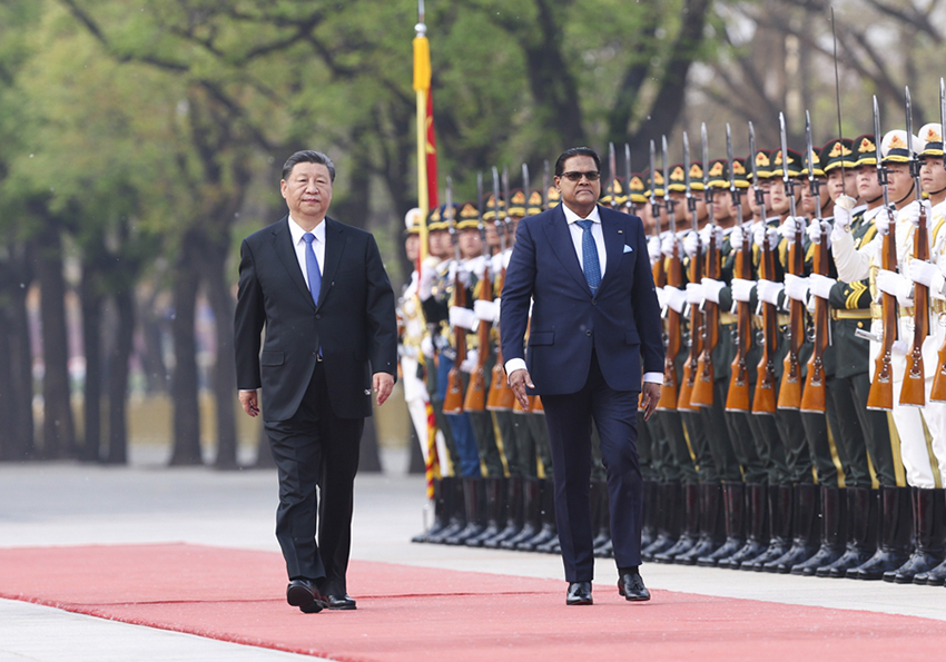 Xi Jinping conversa com presidente do Suriname
