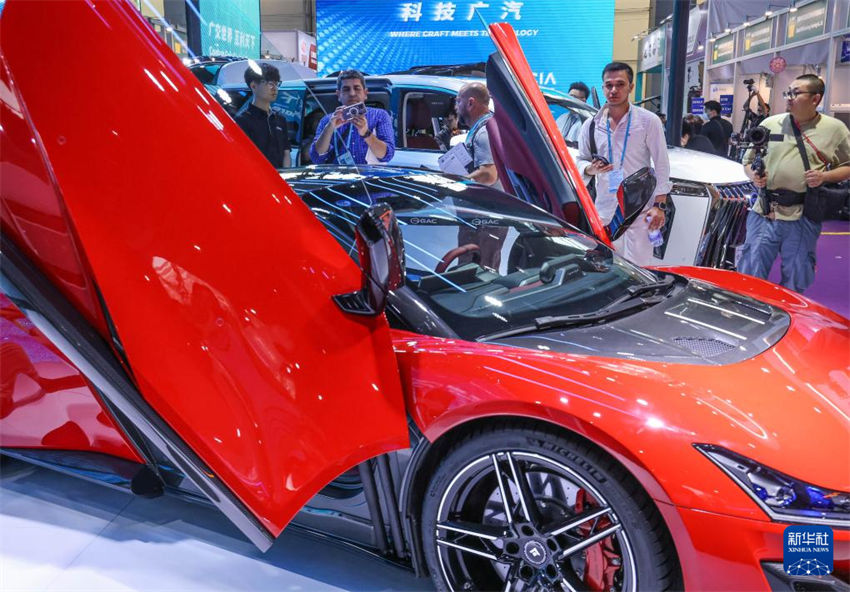 Veículos de novas energias atraem atenção na Feira de Cantão