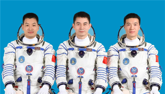China lançará nave espacial tripulada Shenzhou-18 em 25 de abril                    O lançamento da nave tripulada Shenzhou-18 está agendado para as 20h59 do dia 25 de abril, quinta-feira (horário de Beijing), a partir do Centro de Lançamento de Satélites de Jiuquan, no noroeste da China, segundo um anúncio da Agência Espacial Tripulada da China, na quarta-feira.Os astronautas chineses Ye Guangfu, Li Cong e Li Guangsu constituem a tripulação que seguirá a bordo, a qual será liderada por Ye, segundo a agência espacial chinesa.