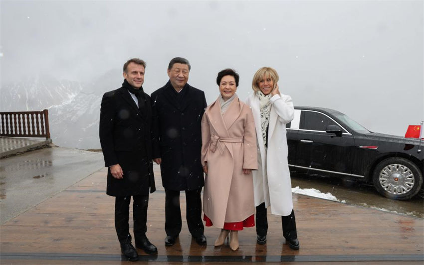 Macron recebe Xi Jinping em restaurante de montanha no sul pitoresco da França