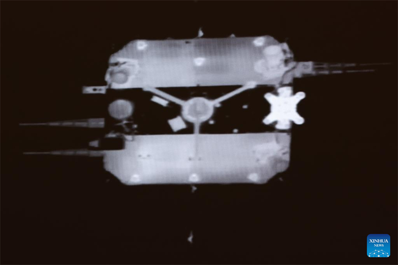 Chang'e-6 da China completa acoplamento na órbita lunar e amostras são transferidas a retornador