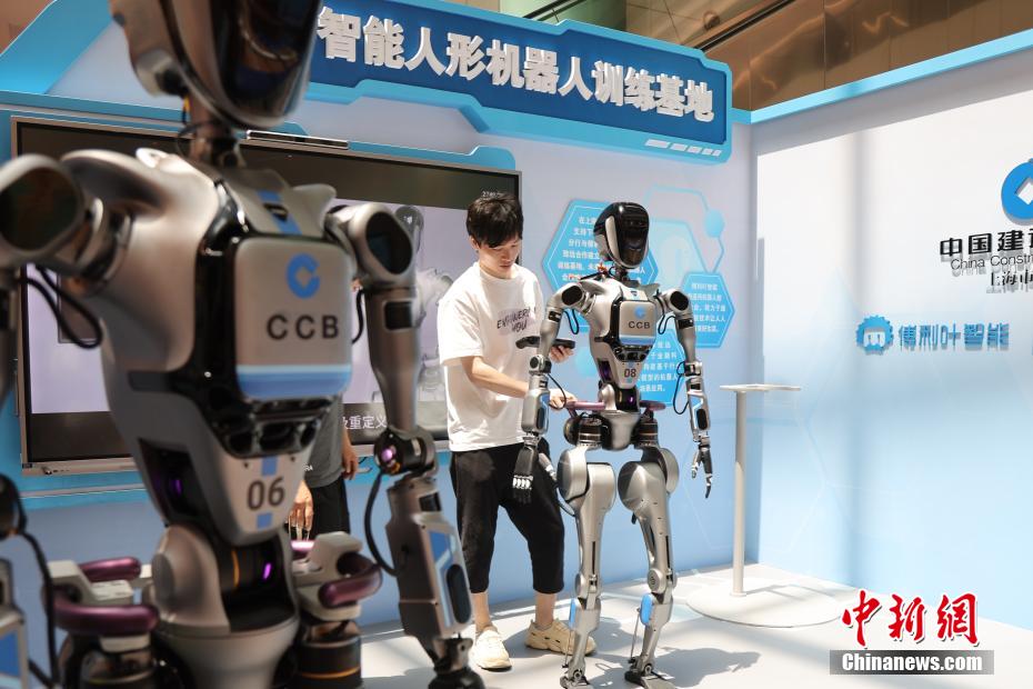 Robôs humanoides inteligentes iniciam treinamento em agência bancária em Shanghai