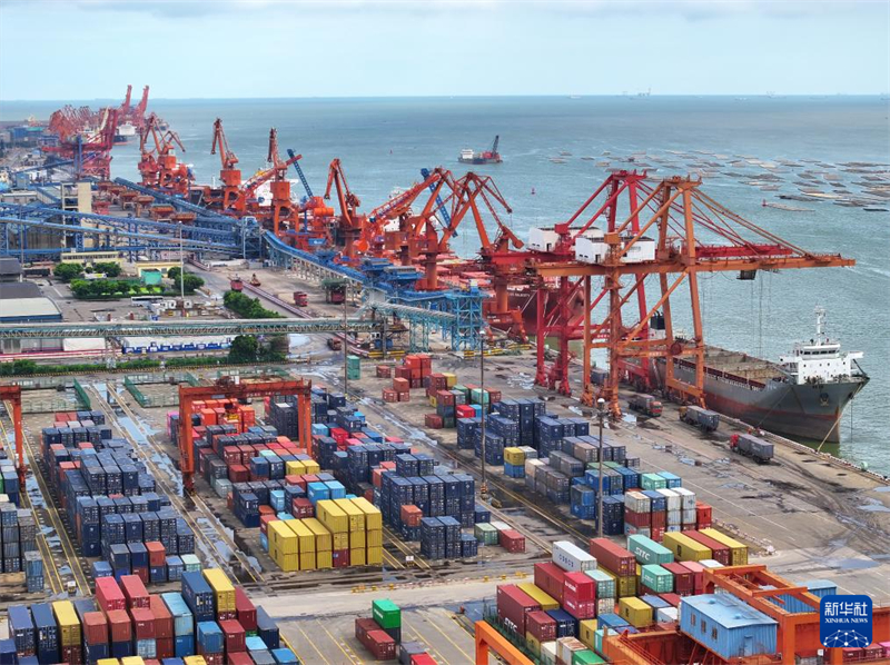 Porto de Beibu Gulf em Guangxi, sul da China, está movimentado com transporte de cargas