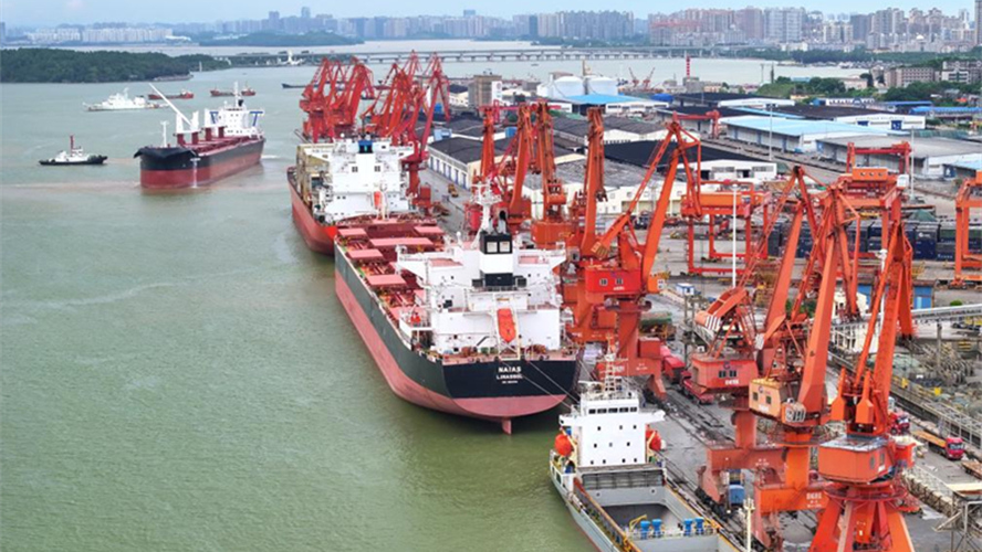 Porto de Beibu Gulf em Guangxi, sul da China, está movimentado com transporte de cargas