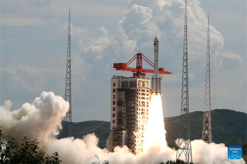 China lança grupo de satélites que fornecerá internet de banda larga
