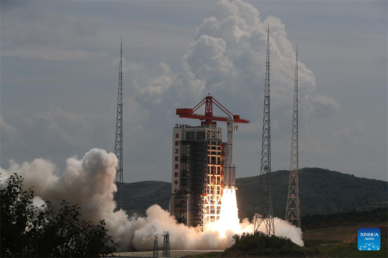 China lança grupo de satélites que fornecerá internet de banda larga