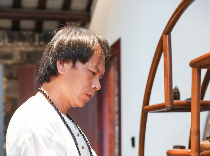 Perseverança e inovação do herdeiro da escultura de coco