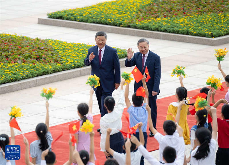 Xi Jinping conversa com o mais alto líder do Vietnã, To Lam, em Beijing