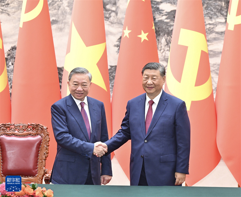 Xi Jinping conversa com o mais alto líder do Vietnã, To Lam, em Beijing