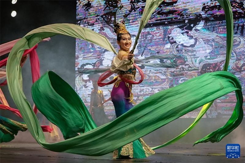 Grupo de Dança da Universidade Minzu do Noroeste da China atua em São Paulo