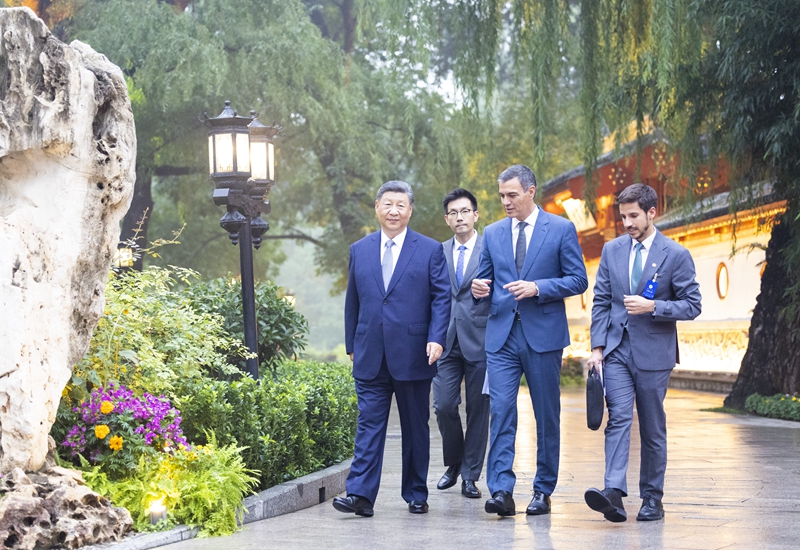 Xi Jinping reúne-se com primeiro-ministro espanhol em Beijing