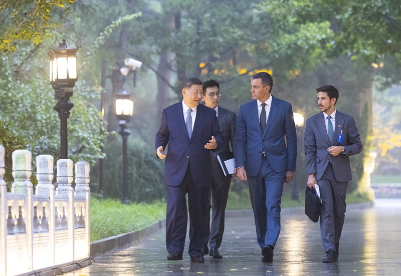 Xi Jinping reúne-se com primeiro-ministro espanhol em Beijing