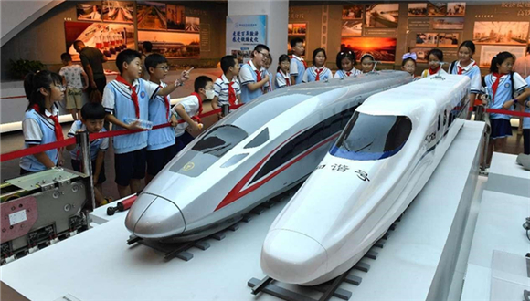 Ferrovia de alta velocidade demonstra rápida modernização da China


O setor ferroviário da China alcançou um desenvolvimento extraordinário nas últimas décadas, como foi evidenciado por uma série de estatísticas impressionantes.

Em uma hora, o trem-bala Fuxing viaja 350 quilômetros, tornando-se o serviço ferroviário mais rápido do mundo. Além disso, a China está desenvolvendo um novo modelo de trem de alta velocidade CR450, que poderá operar a velocidades de 400 quilômetros por hora, mostrando forte dinamismo de inovação.
