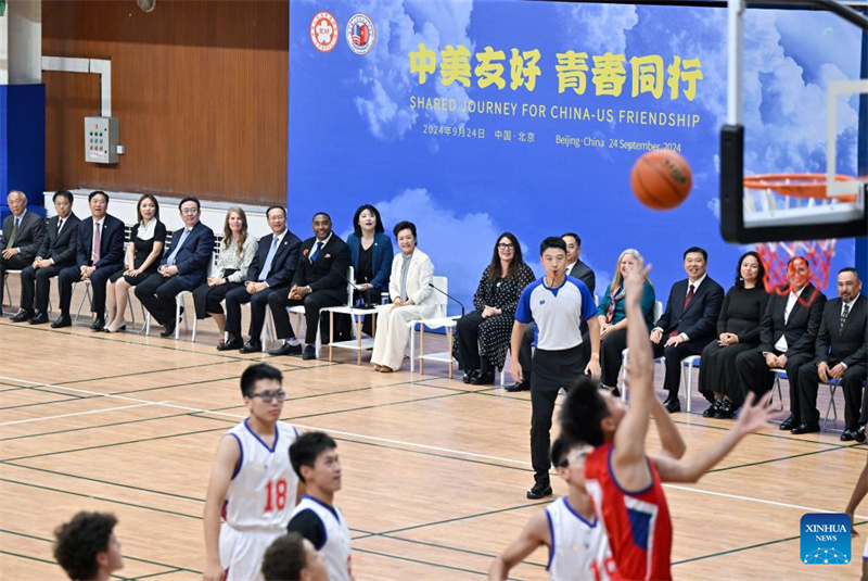 Peng Liyuan participa da atividade de intercâmbio cultural e esportivo de jovens China-EUA em Beijing
