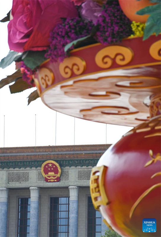 Praça de Tiananmen decorada com flores para comemorações do Dia Nacional