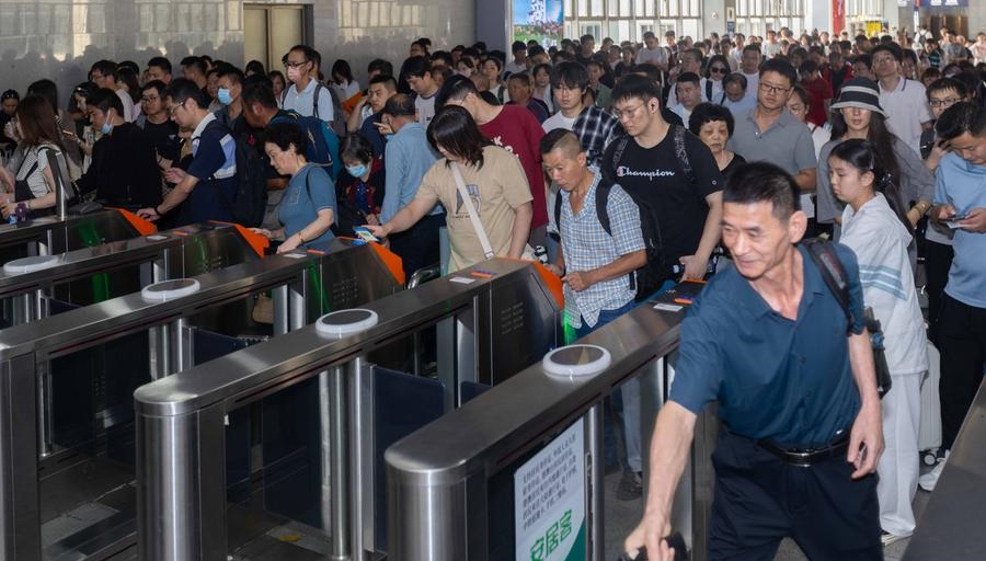 Ferrovias da China lidam com 21 milhões de viagens de passageiros no 1º dia do feriado do Dia NacionalO setor ferroviário da China deve lidar com 21 milhões de viagens de passageiros nesta terça-feira, o primeiro dia do feriado de uma semana do Dia Nacional, mostraram dados da operadora ferroviária nacional.A China também planejou agendar mais 1.476 trens de passageiros na terça-feira para atender à crescente demanda de viagens, de acordo com a China State Railway Group Co., Ltd.