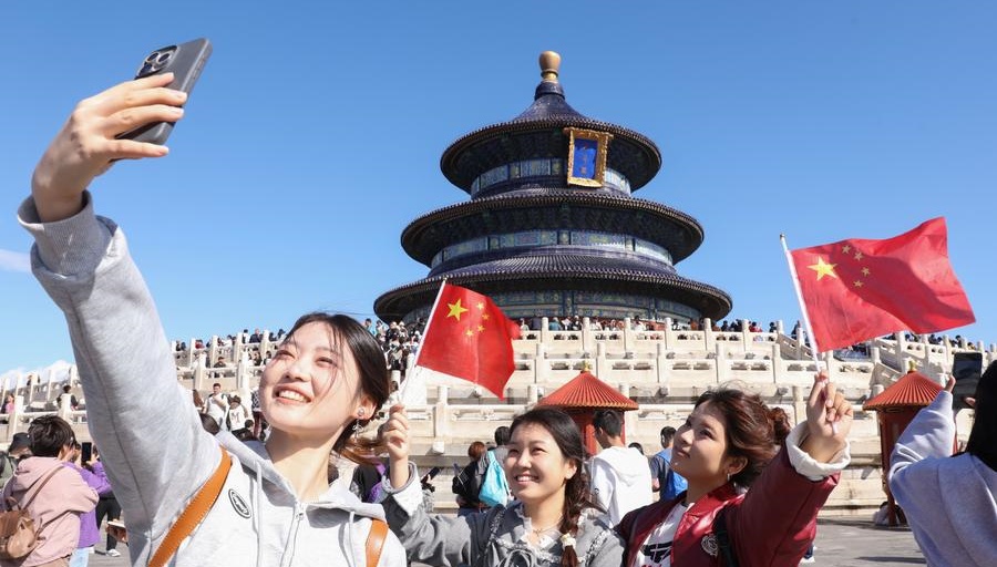 Pico de viagens se mantém com chineses aproveitando feriado do Dia NacionalAs viagens na segunda maior economia do mundo continuaram a crescer na quinta-feira, o terceiro dia do feriado pelo Dia Nacional da China, mostraram dados oficiais na sexta-feira.Mais de 17,6 milhões de viagens de trem foram feitas na quinta-feira, um aumento de 8% ano a ano. As viagens de passageiros por água atingiram quase 1,8 milhão, um aumento anual de 26,7%, e as viagens aéreas de passageiros atingiram 2,19 milhões, um aumento anual de 12,5%, de acordo com dados do Ministério do Transporte.