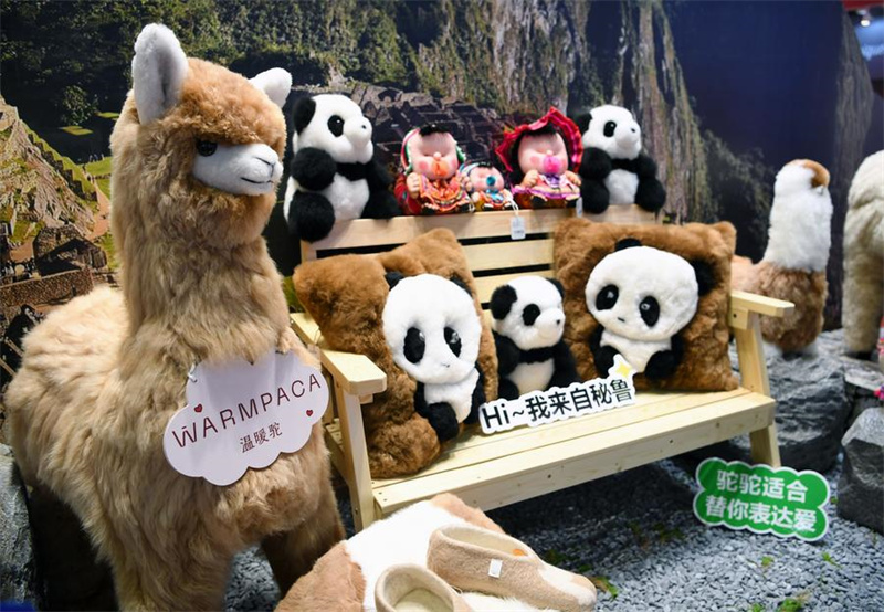 Brinquedos peruanos encantam consumidores chineses na 7ª CIIE