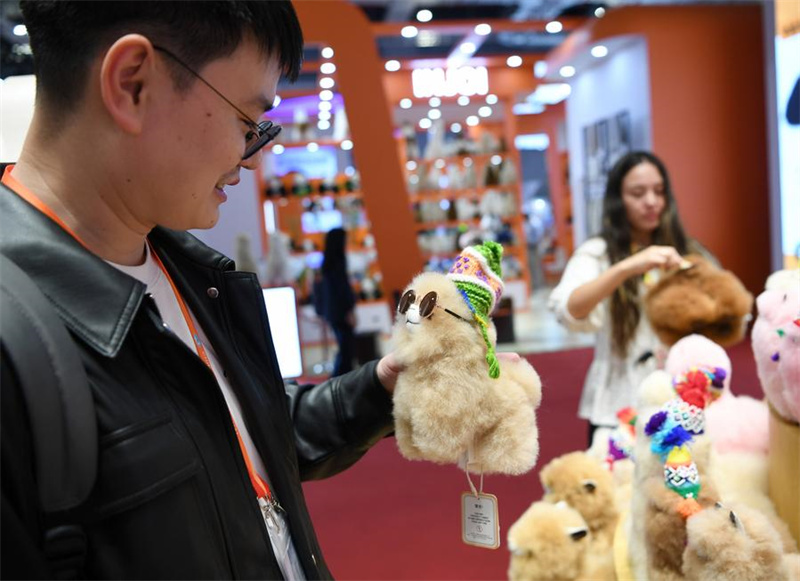 Brinquedos peruanos encantam consumidores chineses na 7ª CIIE