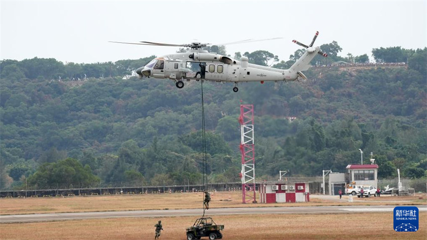 Helicópteros a bordo de porta-aviões da marinha chinesa realizam voos de teste antes do Zhuhai Airshow