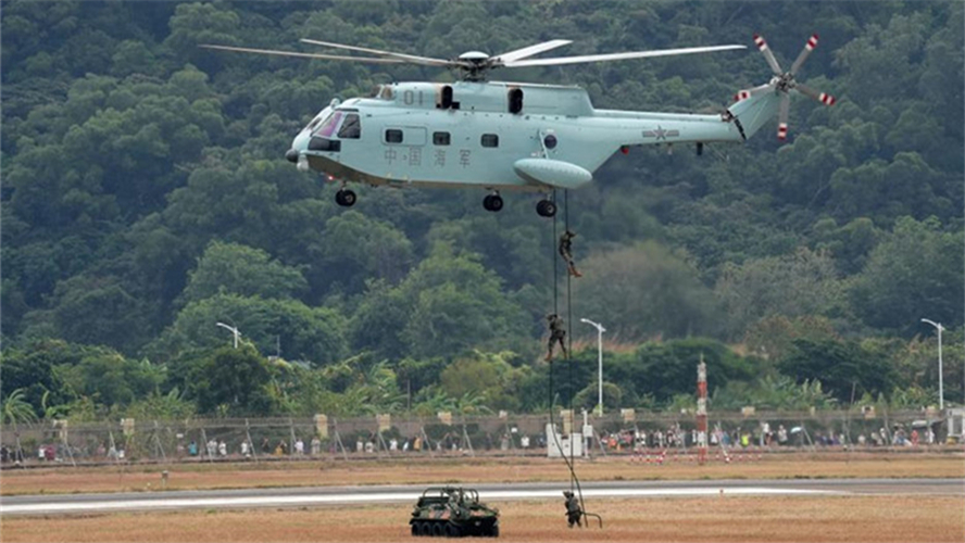 Helicópteros a bordo de porta-aviões da marinha chinesa realizam voos de teste antes do Zhuhai Airshow