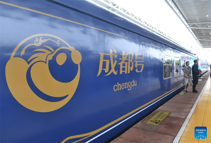 Trem turístico com temática de panda estreia em Chengdu