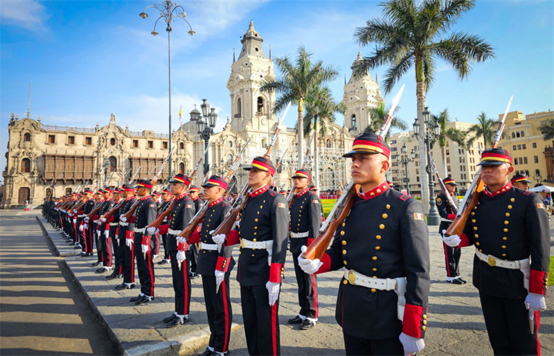 Xi Jinping participa de cerimônia de boas-vindas organizada pela presidente peruana Boluarte