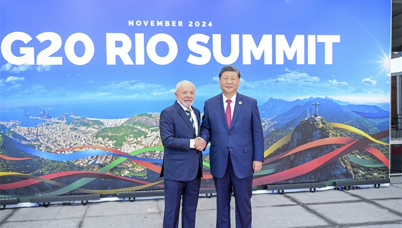 Relações China-Brasil antecipam próximos "50 anos dourados"O presidente Xi Jinping chegou ao Rio de Janeiro no domingo, dando início a uma viagem de cinco dias ao Brasil, que deverá inaugurar os próximos "50 anos dourados" das relações bilaterais.Xi, após encerrar uma viagem ao Peru, deverá participar da 19ª Cúpula do G20 no Rio de Janeiro e fazer uma visita de Estado à nação sul-americana.