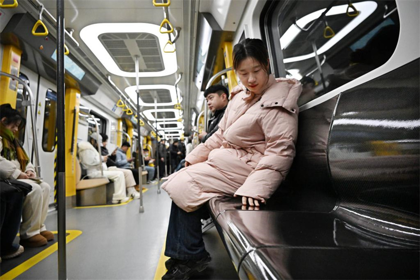 Primeiro trem de metrô de fibra de carbono do mundo começa a operar na China