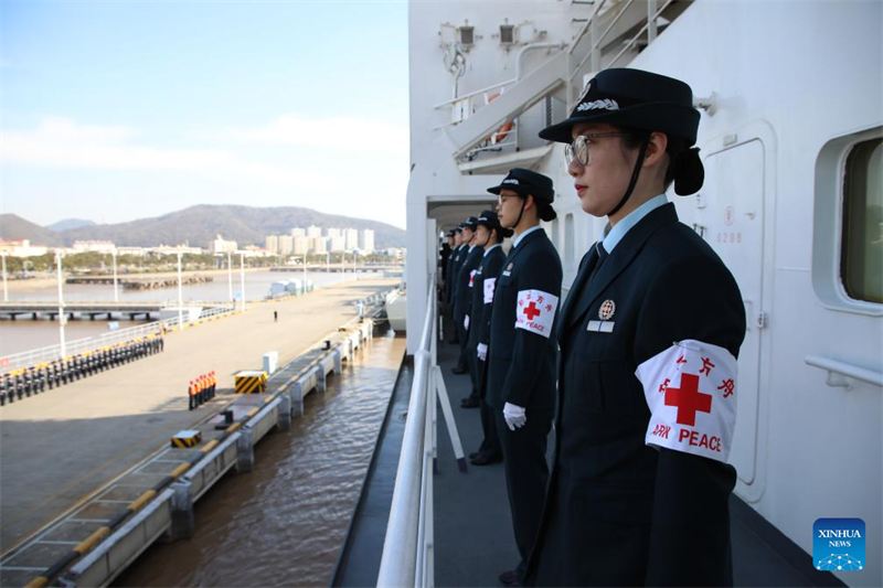 Navio-hospital da Marinha chinesa retorna para casa após missão humanitária