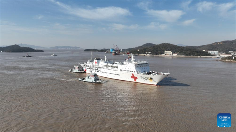 Navio-hospital da Marinha chinesa retorna para casa após missão humanitária