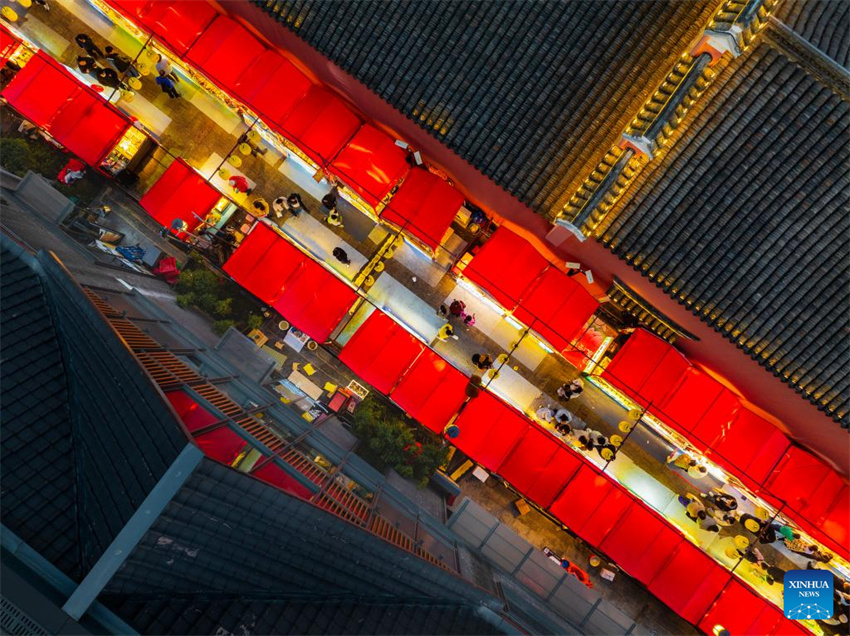 Lanternas e instalações de luz são organizadas em toda a China para receber Festival da Primavera