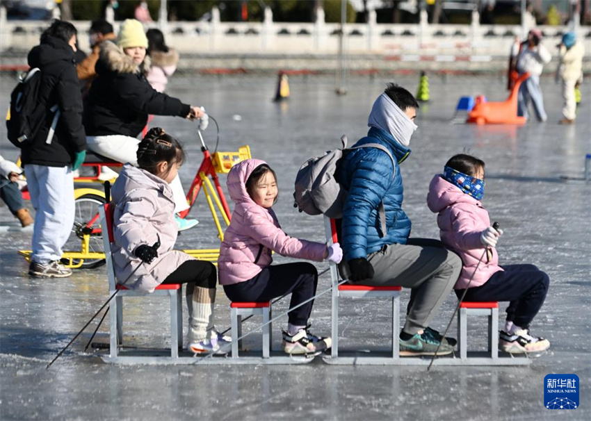 Shichahai: cidadãos de Beijing e turistas desfrutam de esportes no gelo